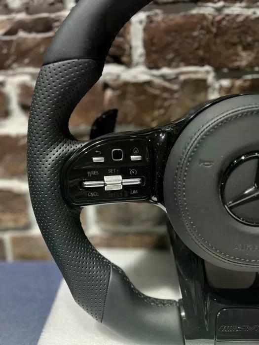 Volante Mercedes-AMG Performance en Cuero Negro Perforado con Levas, Multifunción y Detalles AMG