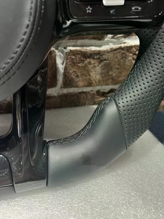 Volante Mercedes-AMG Performance en Cuero Negro Perforado con Levas, Multifunción y Detalles AMG