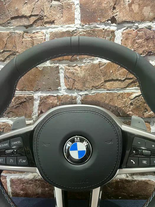 Volante BMW M Sport en Cuero Negro con Levas, Multifunción y Costuras M