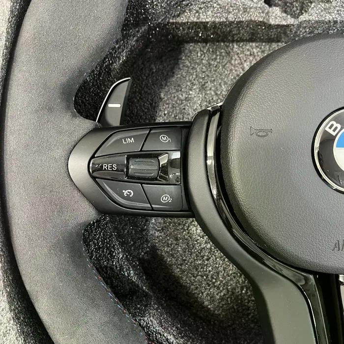 Volante BMW M Performance en Cuero Negro con Levas, Botones M1/M2 y Multifunción