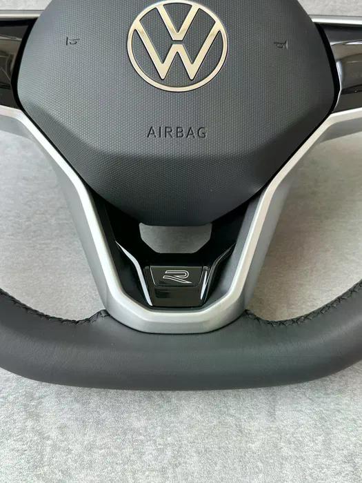 Volante Volkswagen R-Line en Cuero Negro Perforado con Multifunción, Detalles R y Acabado Negro Brillante