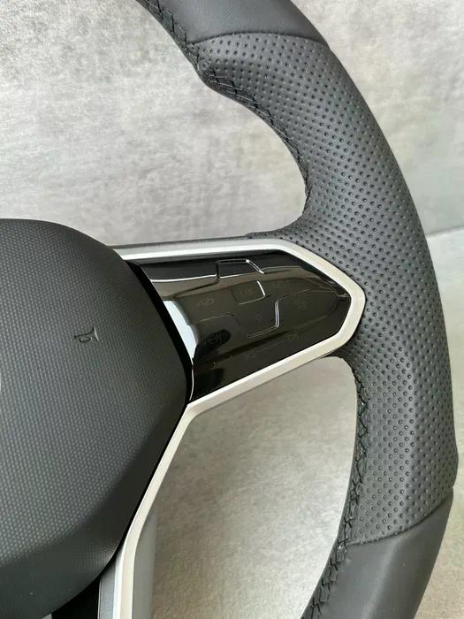 Volante Volkswagen R-Line en Cuero Negro Perforado con Multifunción, Detalles R y Acabado Negro Brillante
