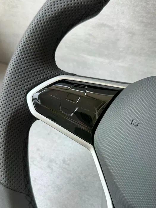 Volante Volkswagen R-Line en Cuero Negro Perforado con Multifunción, Detalles R y Acabado Negro Brillante