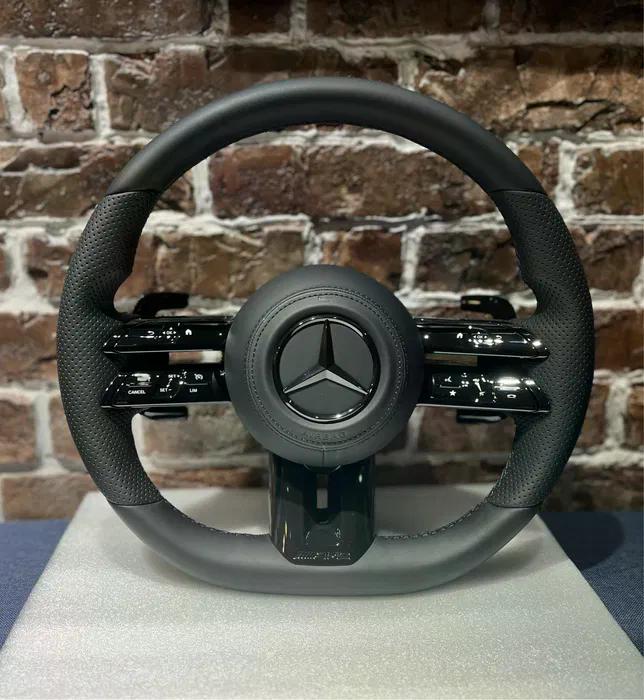 Volante Mercedes-Benz Multifunción en Cuero Negro Perforado con Levas y Controles Táctiles