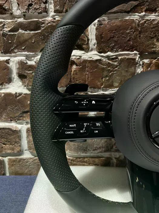 Volante Mercedes-Benz Multifunción en Cuero Negro Perforado con Levas y Controles Táctiles