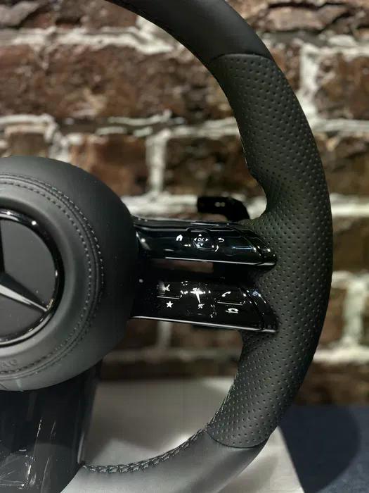Volante Mercedes-Benz Multifunción en Cuero Negro Perforado con Levas y Controles Táctiles
