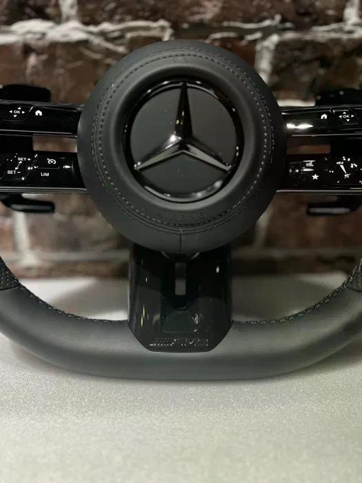 Volante Mercedes-Benz Multifunción en Cuero Negro Perforado con Levas y Controles Táctiles