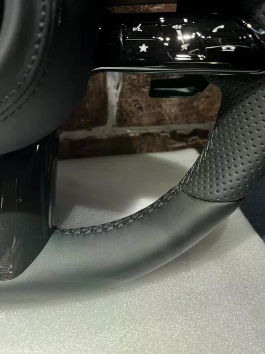 Volante Mercedes-Benz Multifunción en Cuero Negro Perforado con Levas y Controles Táctiles