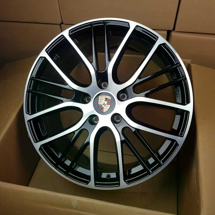 Llantas Porsche Deportivas Multirradio en Negro Brillo y Plata Mecanizada | Diseño Bicolor con Emblema Central