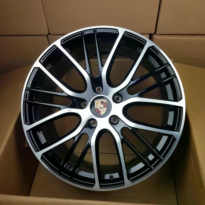 Llantas Porsche Deportivas Multirradio en Negro Brillo y Plata Mecanizada | Diseño Bicolor con Emblema Central