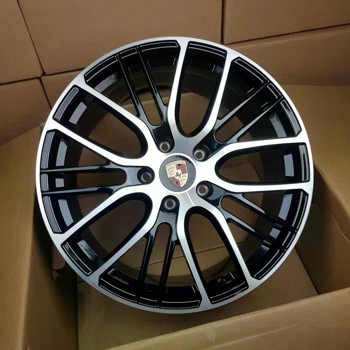 Llantas Porsche Deportivas Multirradio en Negro Brillo y Plata Mecanizada | Diseño Bicolor con Emblema Central