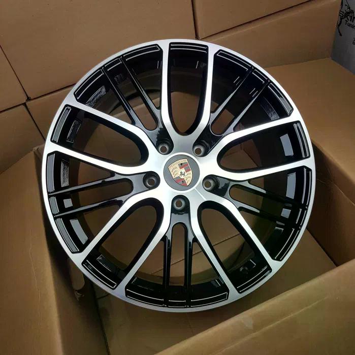 Llantas Porsche Deportivas Multirradio en Negro Brillo y Plata Mecanizada | Diseño Bicolor con Emblema Central