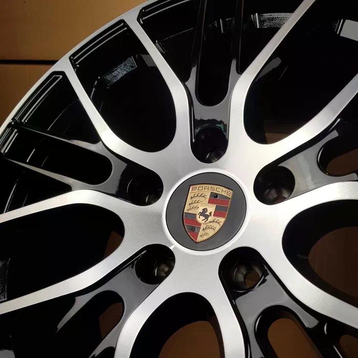 Llantas Porsche Deportivas Multirradio en Negro Brillo y Plata Mecanizada | Diseño Bicolor con Emblema Central