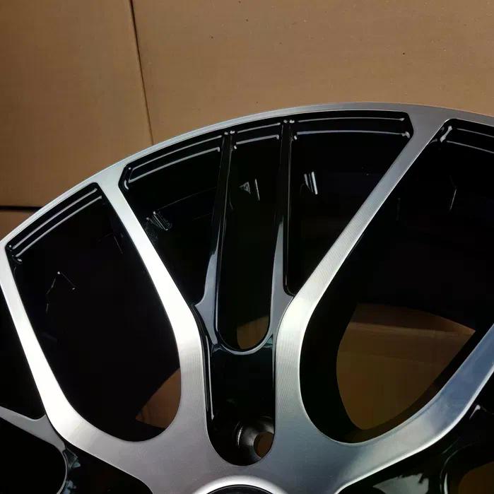 Llantas Porsche Deportivas Multirradio en Negro Brillo y Plata Mecanizada | Diseño Bicolor con Emblema Central