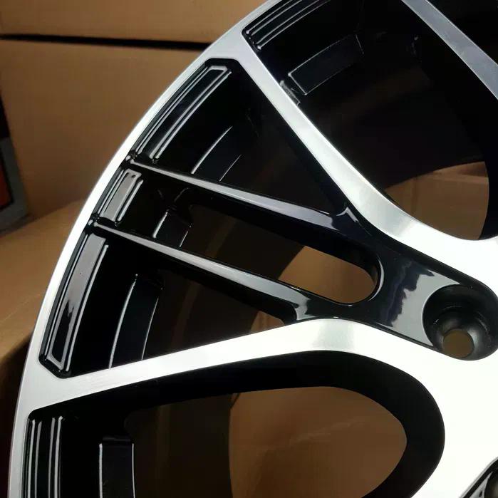 Llantas Porsche Deportivas Multirradio en Negro Brillo y Plata Mecanizada | Diseño Bicolor con Emblema Central