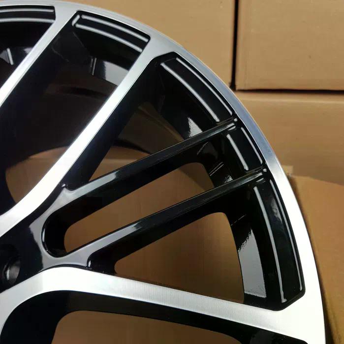 Llantas Porsche Deportivas Multirradio en Negro Brillo y Plata Mecanizada | Diseño Bicolor con Emblema Central