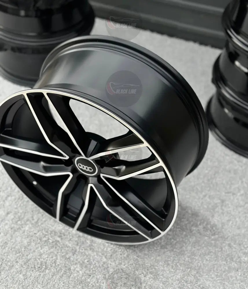 Llantas Deportivas Estilo Audi de Cinco Radios Dobles – Negro y Plata