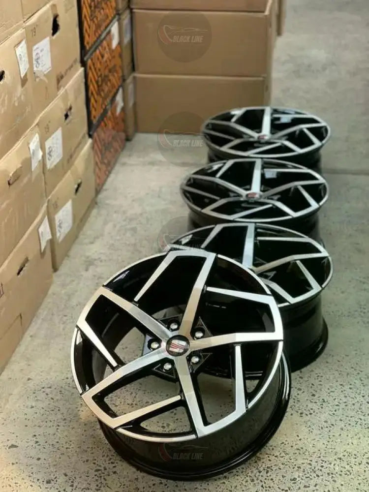 Llantas Deportivas Estilo Audi de Cinco Radios Dobles – Negro y Plata