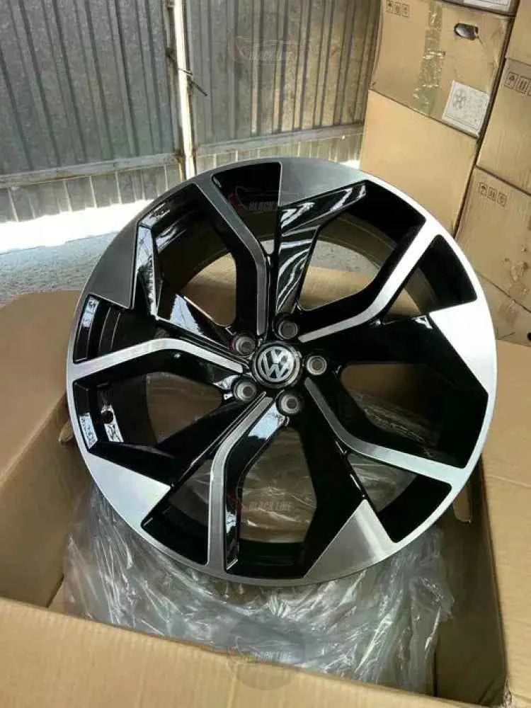 Llantas Deportivas Estilo Audi de Cinco Radios Turbina – Negro y Plata