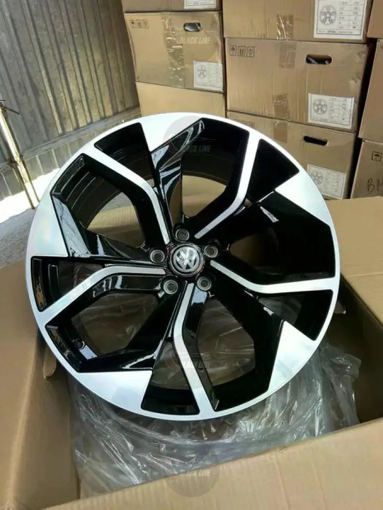 Llantas Deportivas Estilo Audi de Cinco Radios Turbina – Negro y Plata