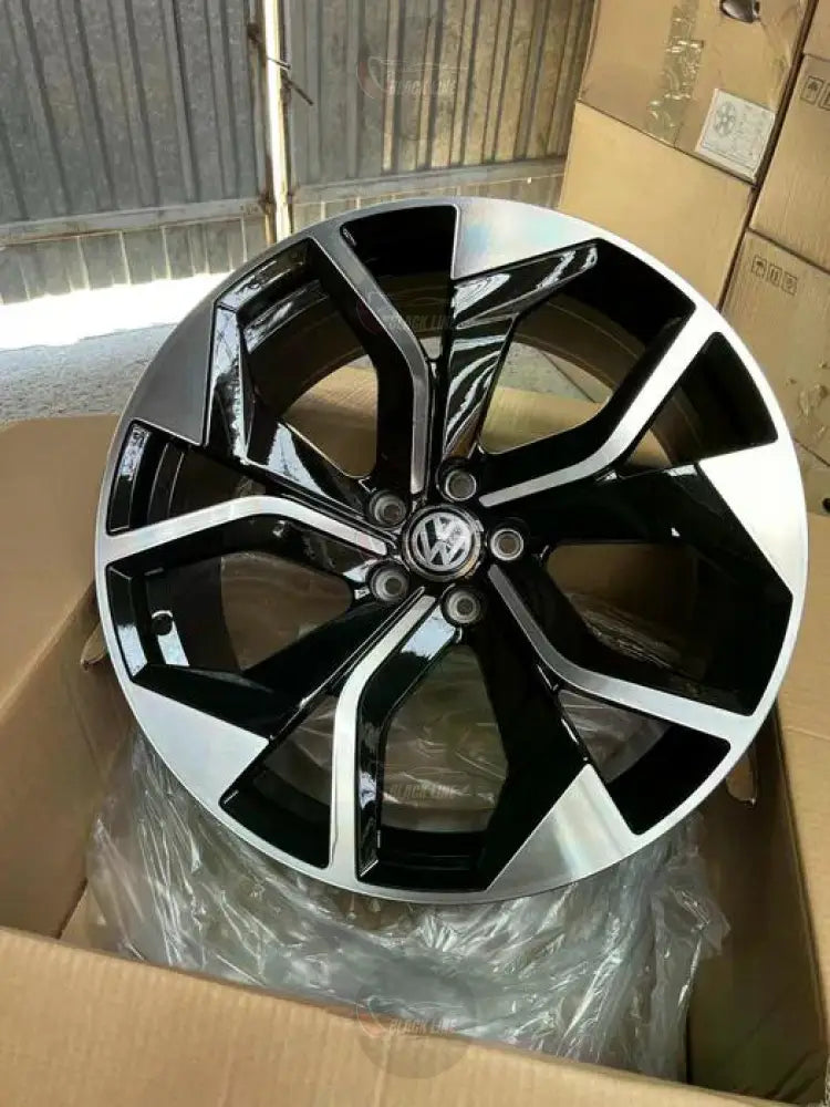 Llantas Deportivas Estilo Audi de Cinco Radios Turbina – Negro y Plata