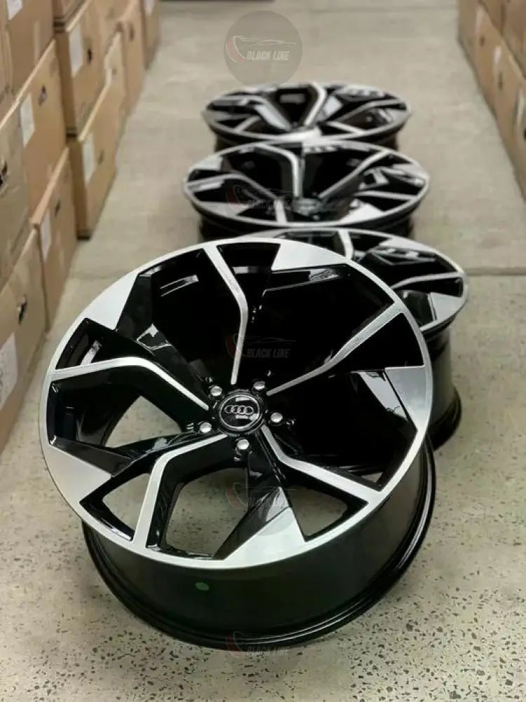 Llantas Deportivas Estilo Audi de Cinco Radios Turbina – Negro y Plata