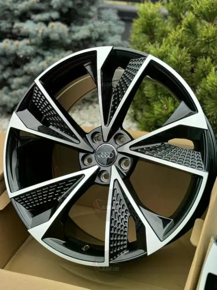 Llantas Deportivas Estilo Audi de Cinco Radios Turbina – Negro y Plata