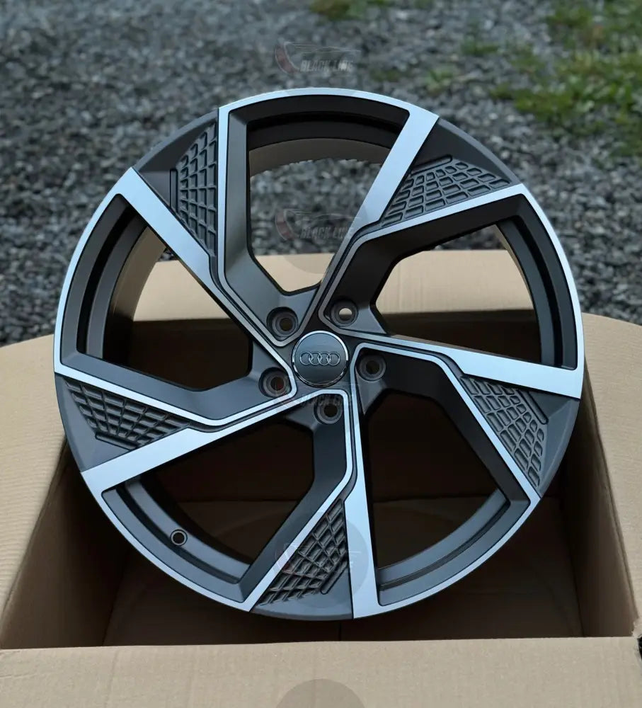Llantas Deportivas Estilo Audi de Cinco Radios Turbina – Negro y Plata