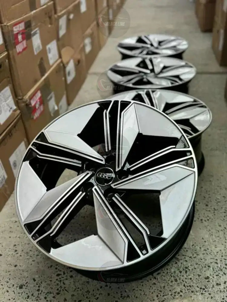 Llantas Deportivas Estilo Audi de Cinco Radios Turbina – Negro y Plata