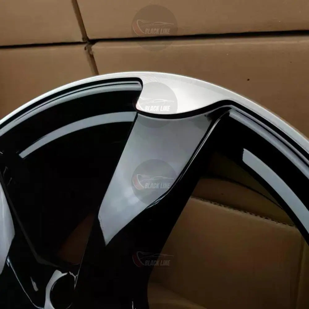 Llantas Deportivas Estilo Audi de Cinco Radios Turbina – Negro y Plata