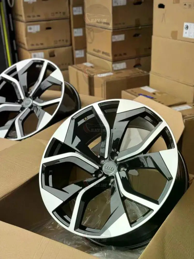 Llantas Deportivas Estilo Audi de Cinco Radios Turbina – Negro y Plata