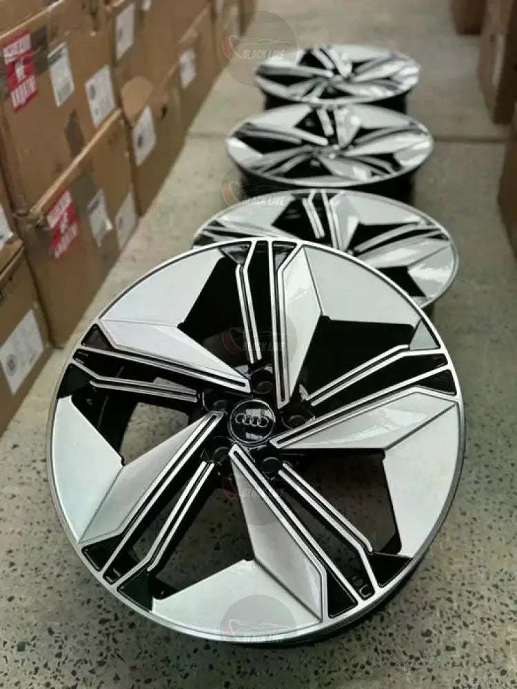 Llantas Deportivas Estilo Audi de Cinco Radios Turbina – Negro y Plata