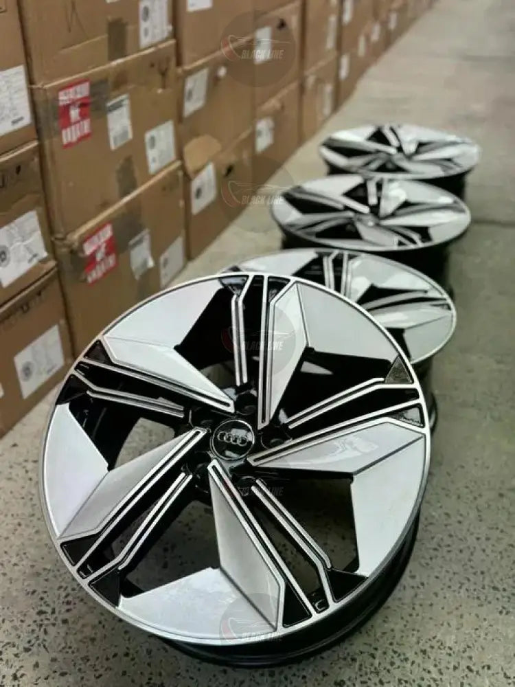 Llantas Deportivas Estilo Audi de Cinco Radios Turbina – Negro y Plata