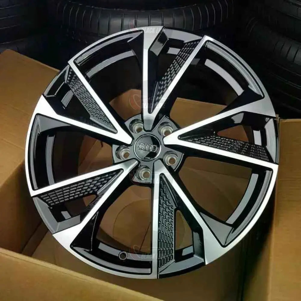 Llantas Deportivas Estilo Audi en Negro y Plata – Cinco Radios con Detalles en Relieve