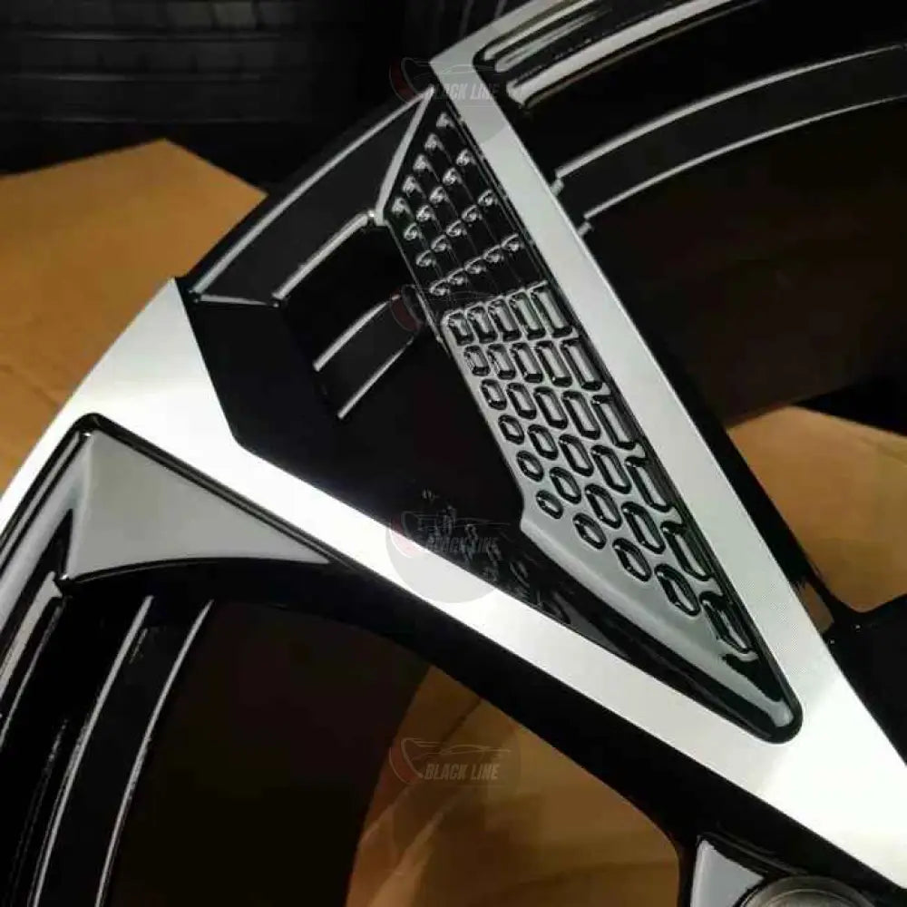 Llantas Deportivas Estilo Audi en Negro y Plata – Cinco Radios con Detalles en Relieve