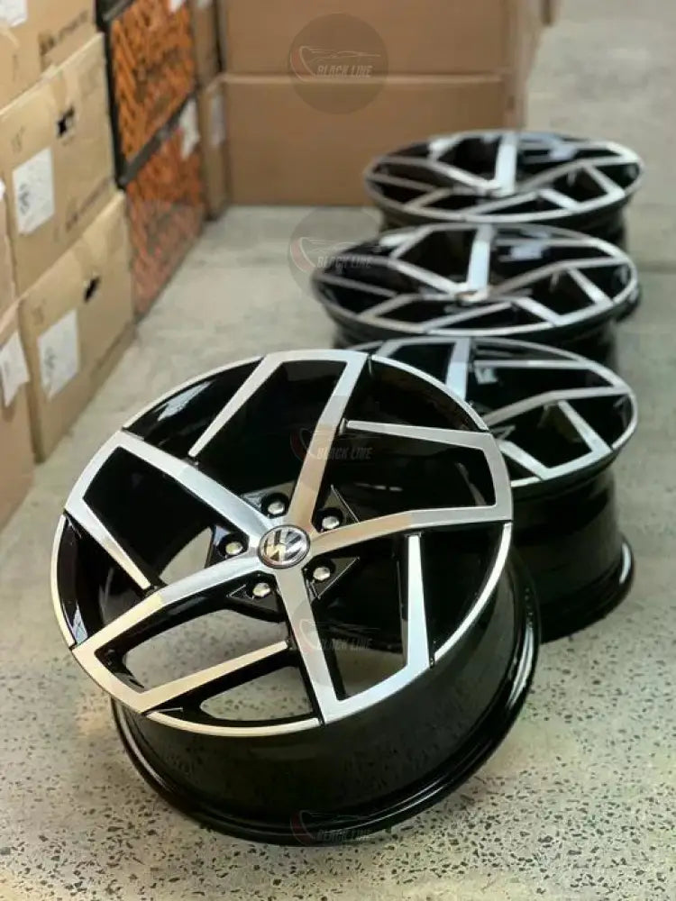 Llantas Deportivas Estilo BMW con Radios Geométricos – Negro y Plata