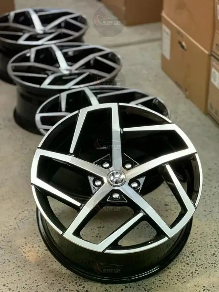 Llantas Deportivas Estilo BMW con Radios Geométricos – Negro y Plata