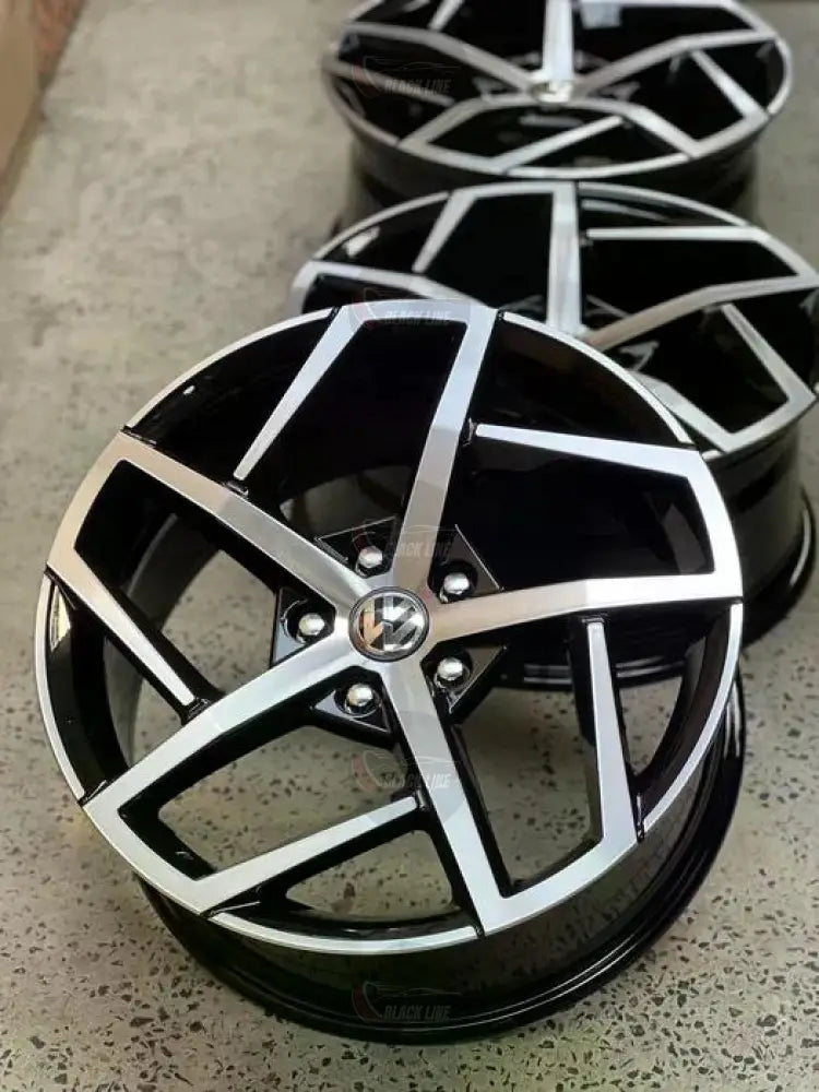 Llantas Deportivas Estilo BMW con Radios Geométricos – Negro y Plata