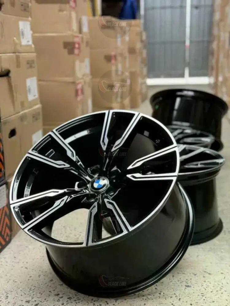 Llantas Deportivas Estilo BMW de Cinco Radios Dobles – Negro y Plata