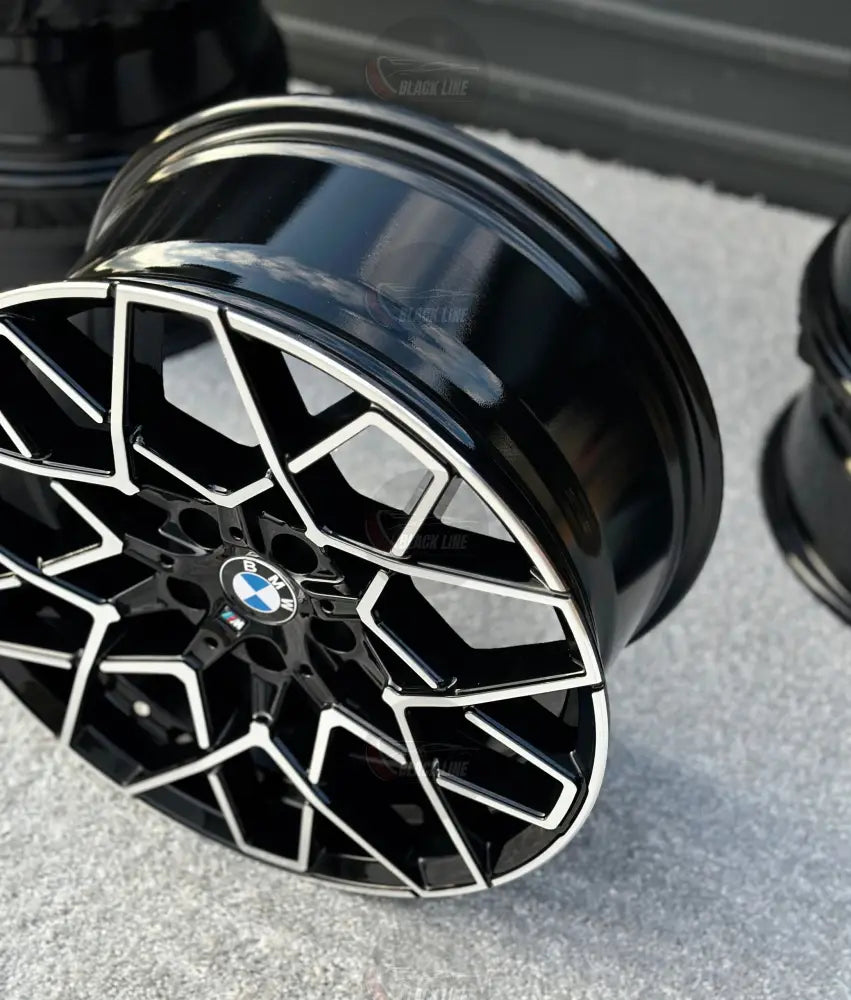 Llantas Deportivas Estilo BMW Multirradio Geométrico – Negro y Plata