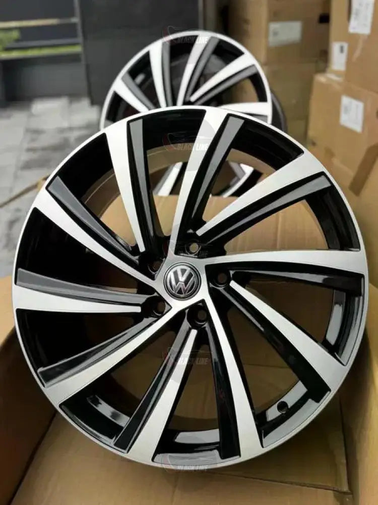 Llantas Deportivas Estilo Volkswagen con Diseño Turbina Multirradio – Negro y Plata