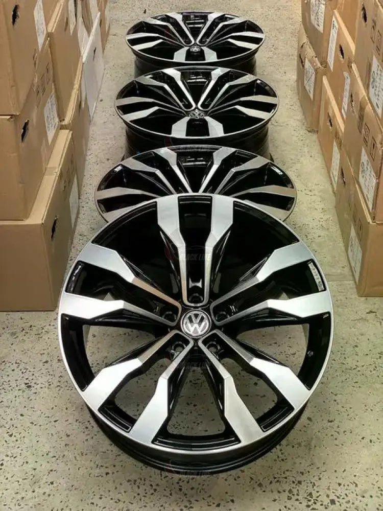 Llantas Deportivas Estilo Volkswagen con Diseño Turbina – Negro y Plata