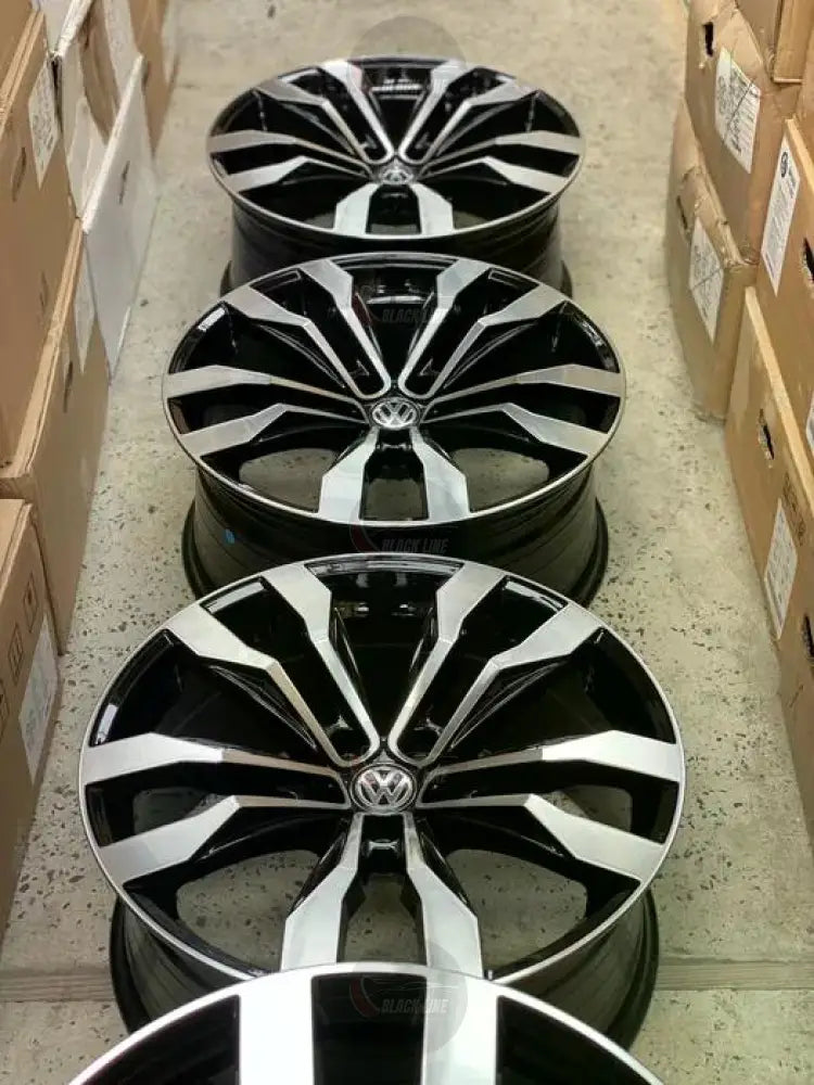 Llantas Deportivas Estilo Volkswagen con Diseño Turbina – Negro y Plata