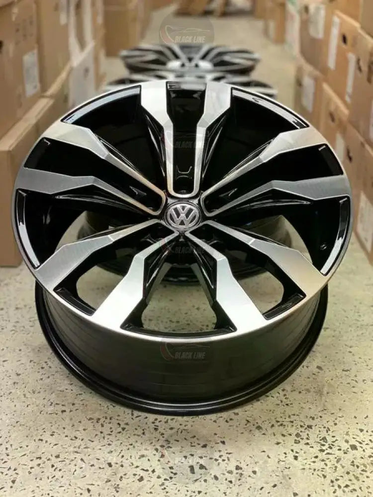Llantas Deportivas Estilo Volkswagen con Diseño Turbina – Negro y Plata