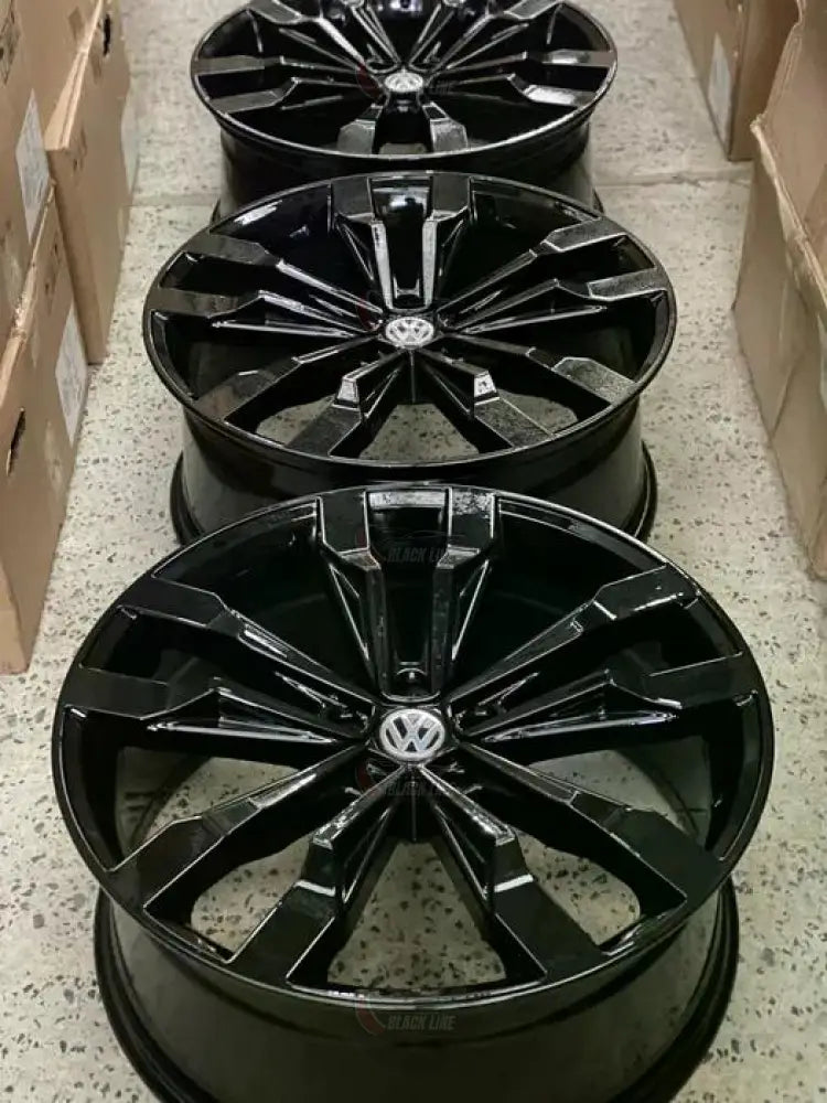 Llantas Deportivas Estilo Volkswagen con Radios Angulares – Negro