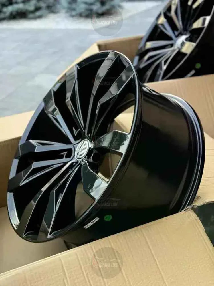 Llantas Deportivas Estilo Volkswagen con Radios Curvos – Negro y Plata