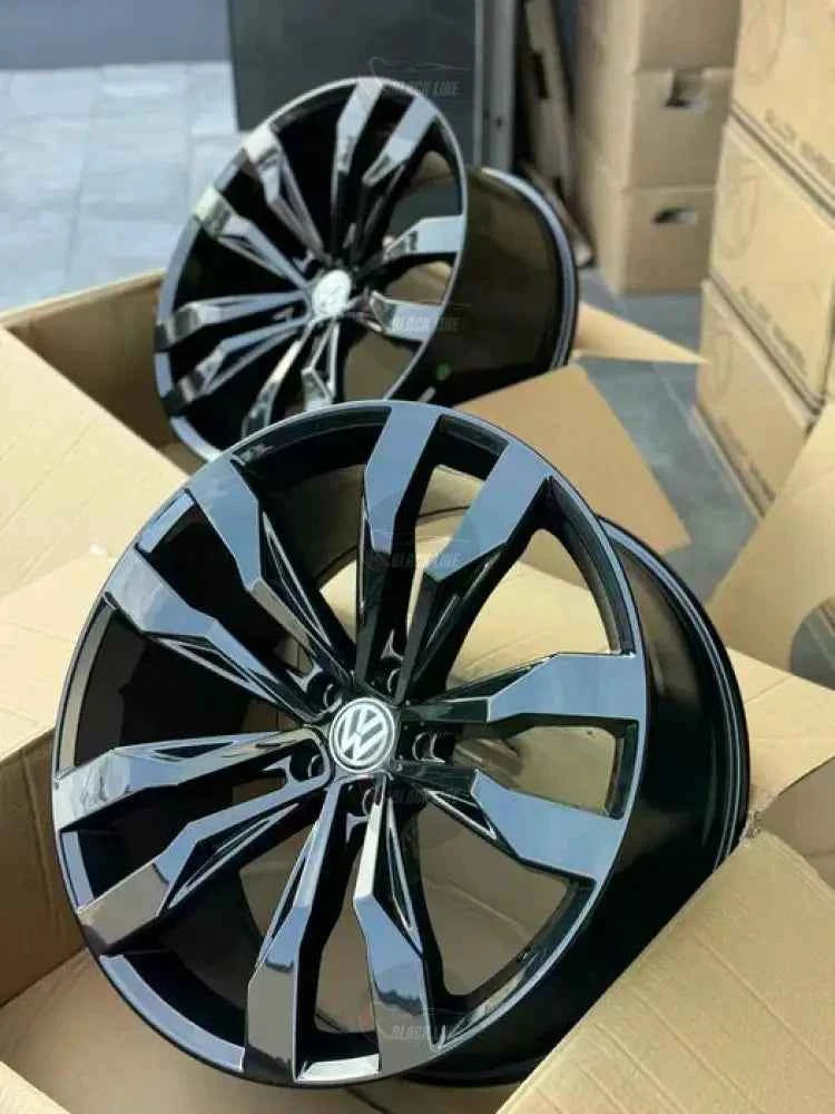 Llantas Deportivas Estilo Volkswagen con Radios Curvos – Negro y Plata