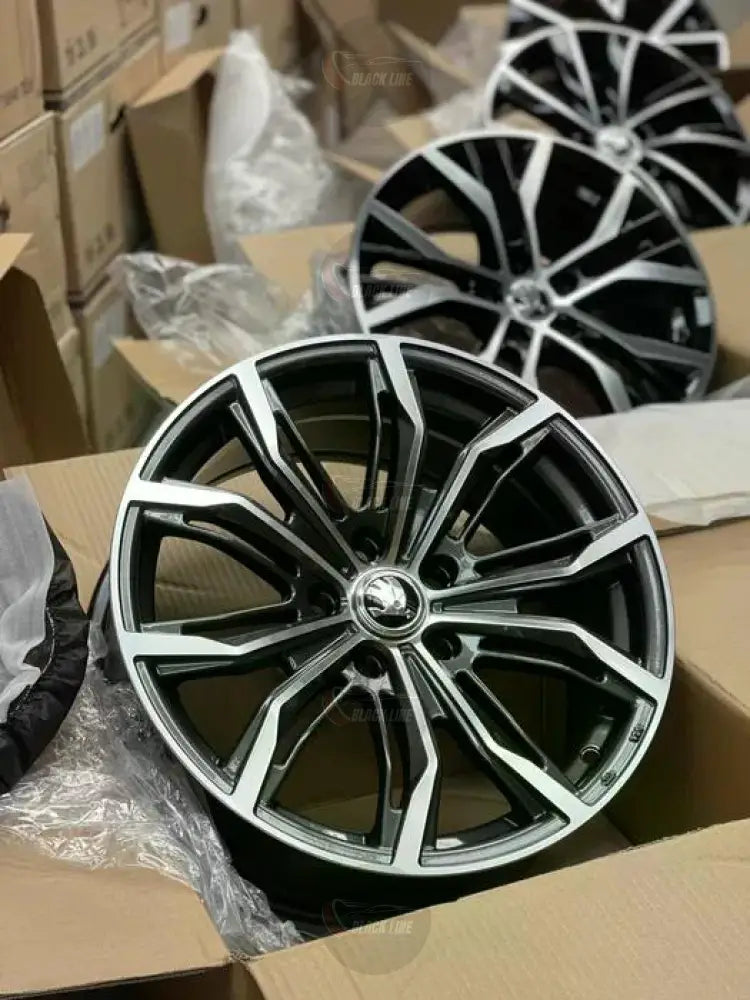 Llantas Deportivas Estilo Volkswagen con Radios Curvos – Negro y Plata