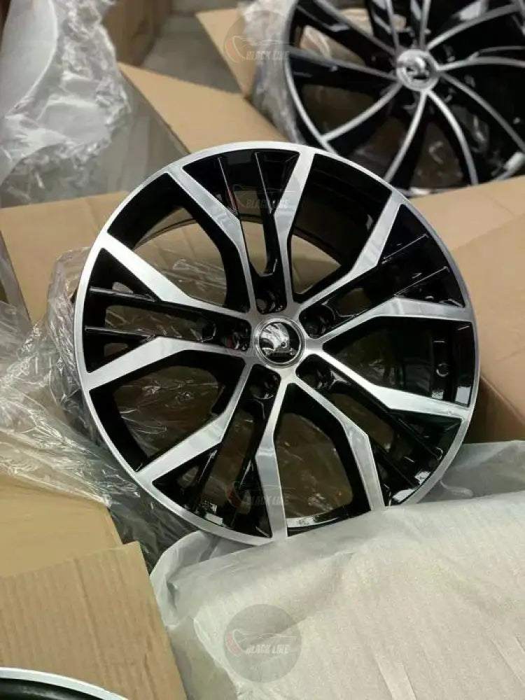 Llantas Deportivas Estilo Volkswagen con Radios Curvos – Negro y Plata