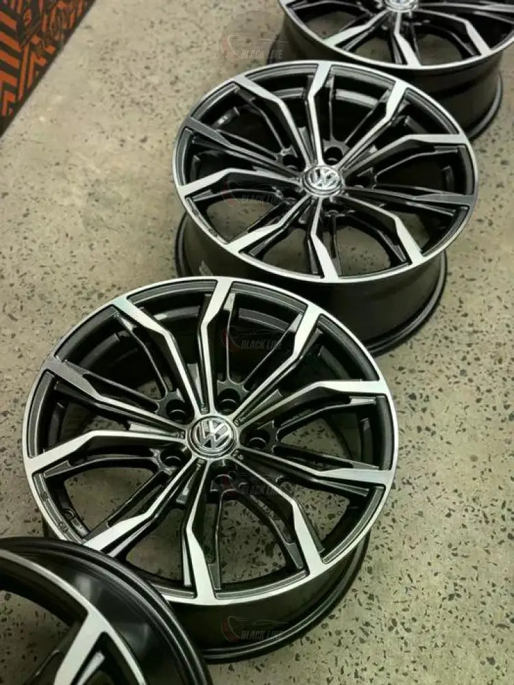 Llantas Deportivas Estilo Volkswagen con Radios En Y – Negro y Plata